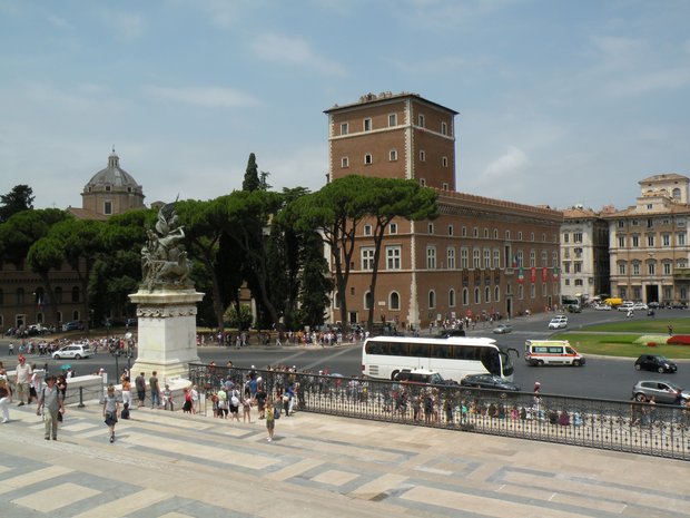  Palais de Venise (depuis le balcon duquel Mussolini haranguait les foules)